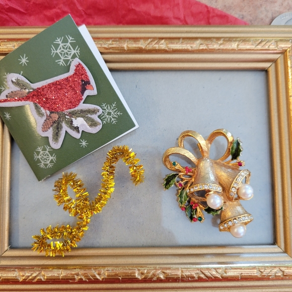 Vintage Christmas Bell Brooch ~ Unsigned ~ 1960s? ~ Rhinestone Embellished - Picture 10 of 16